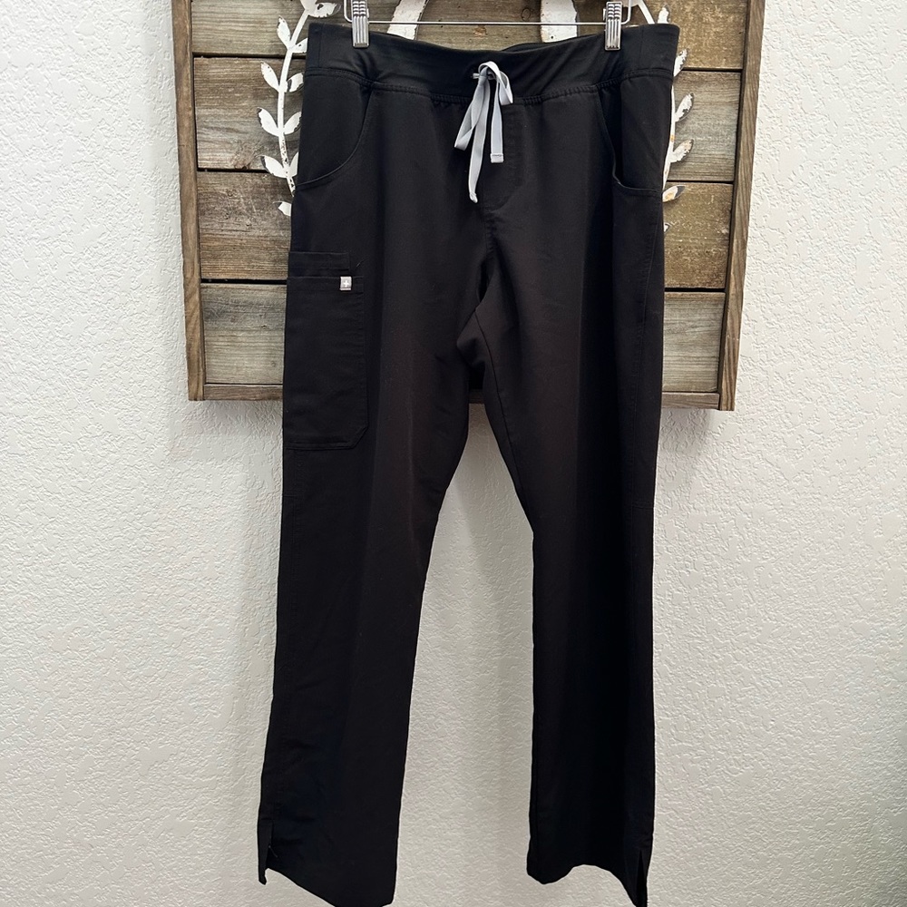 Figs Technical collection black cargo pocket scrub pants ladies size L